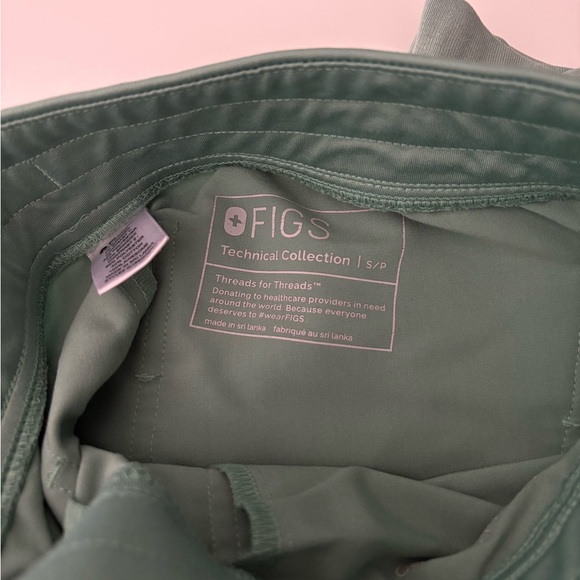 Figs Light Green Scrub Top and Jogger Set - Picture 4 of 4